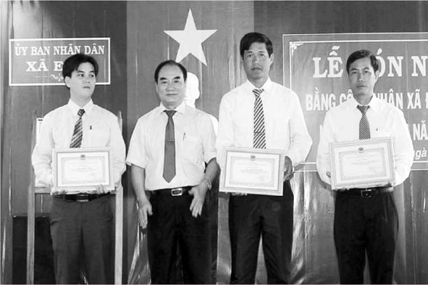 Ông Nguyễn Đình Toại- Chủ tịch UBND huyện Sông Hinh (người thứ 2, bên trái) trao giấy khen của UBND huyện Sông Hinh cho lãnh đạo UBND xã Ea Ly tại lễ đón nhận bằng công nhận xã Ea Ly đạt chuẩn nông thô