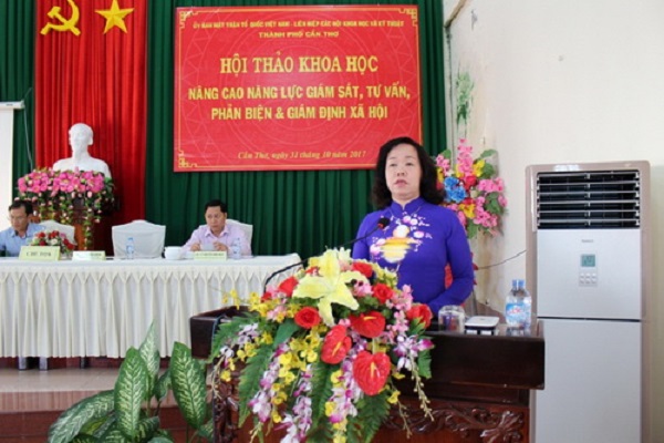 Bà Phan Thị Hồng Nhung - Ủy viên Ban Thường vụ Thành ủy, Chủ tịch UBMTTQ VN thành phố Cần Thơ phát biểu khai mạc hội thảo