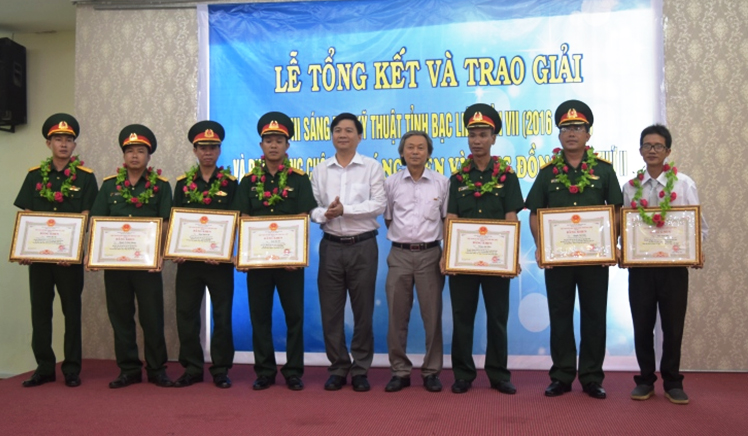 Ông Nguyễn Bình Tân, Trưởng ban Tuyên giáo và ông Phan Duy Tuyên, Chủ tịch LHH trao giải Nhất cho các tác giả đoạt giải