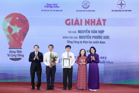 Phó Chủ tịch nước Đặng Thị Ngọc Thịnh và Bộ trưởng Bộ KH&CN Chu Ngọc Anh trao Giải Nhất cho sáng kiến “Giải pháp cải tiến dàn quạt tạo oxy để tiết kiệm điện trong nuôi tôm”