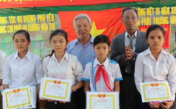 Trao thưởng cho học sinh nghèo hiếu học