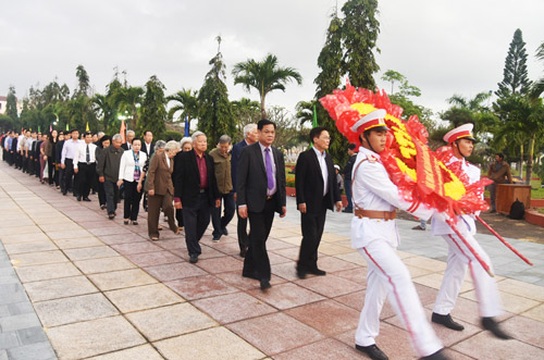 Đoàn đại biểu Tỉnh ủy vào đặt vòng hoa viếng Nghĩa trang liệt sĩ tỉnh - Ảnh: DƯƠNG THANH XUÂN