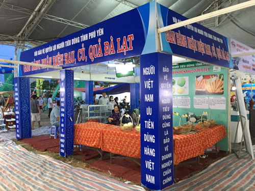 Hội bảo vệ quyền lợi người tiêu dùng Phú Yên tổ chức gian trưng bày hàng thật, hàng giả để hướng dẫn người sân sử dụng
