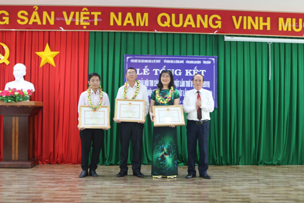 Ông Phan Đình Phùng- TUV, Phó Chủ tịch UBND tỉnh Phú Yên, trao giải Nhất cho TS Nguyễn Thị Trúc Mai (thứ hai, bên phải sang) và các tác giả đạt giải Nhất Hội thi STKT lần thứ 8 (2018-2019)