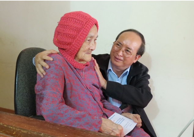 Mẹ Việt Nam anh hùng Nguyễn Thị Hồng, 92 tuổi (phường 7, TP Tuy Hòa) xúc động khi được Phó Chủ tịch UBND tỉnh Phan Đình Phùng đến thăm hỏi, tặng quà.