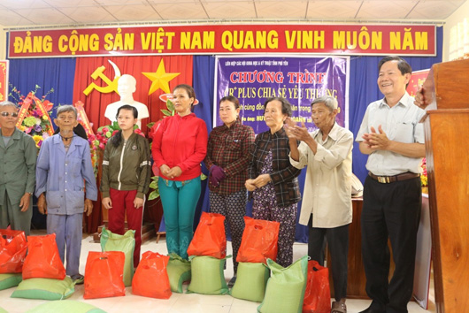 Ông Nguyễn Văn Khoa- Chủ tịch Liên hiệp Hội (bên phải) tặng quà cho hộ gia đình khó khăn, ở xã Đức Bình Đông, huyện Sông Hinh