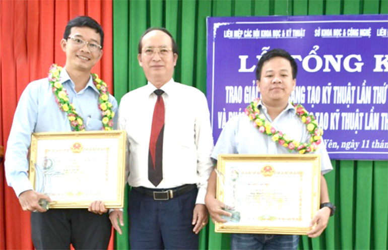 ThS Đoàn Hữu Sinh (trái) nhận giải ba tại Hội thi Sáng tạo kỹ thuật lần thứ 8. Ảnh: HOÀNG HÀ THẾ