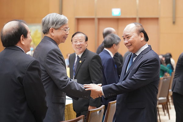 Chủ tịch Liên hiệp Hội VN Đặng Vũ Minh trao đổi với Thủ tướng Nguyễn Xuân Phúc tại buổi Lễ