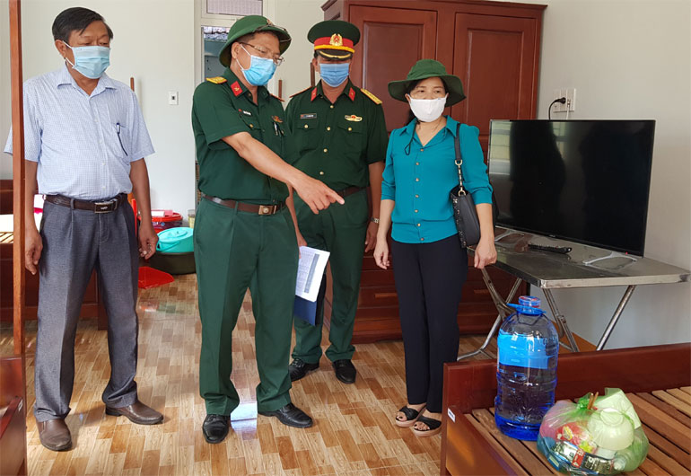 BSCKII Nguyễn Thị Mộng Ngọc (phải) kiểm tra công tác chuẩn bị ở cơ sở cách ly tập trung tại Trung đoàn Bộ binh 888 vào sáng 10/9, trước khi đưa các công dân vào đây cách ly y tế . Ảnh: YÊN LAN