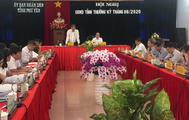 Phó Chủ tịch thường trực UBND tỉnh Nguyễn Chí Hiến phát biểu chỉ đạo tại hội nghị. Ảnh: NHƯ THANH