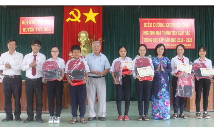 Lãnh đạo Phòng GD-ĐT huyện Tây Hòa, Hội Khuyến học tỉnh và huyện trao phần thưởng cho các em học sinh giỏi. Ảnh: KIM LIÊN