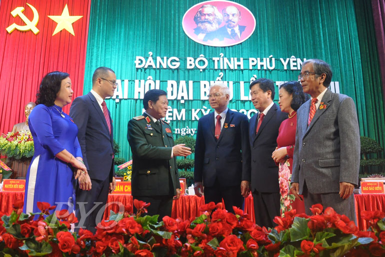 Đại tướng Ngô Xuân Lịch, Ủy viên Bộ Chính trị, Phó Bí thư Quân ủy Trung ương, Bộ trưởng Quốc phòng (thứ 3 từ trái sang), trao đổi với Đoàn Chủ tịch tại đại hội. Ảnh: MINH NGUYỆT