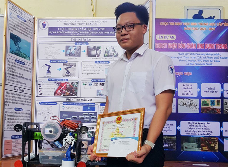 Trần Viết Lân nhận giải nhất và chụp ảnh bên sản phẩm của mình tại Cuộc thi khoa học kỹ thuật dành cho học sinh trung học tỉnh Phú Yên năm học 2020-2021. Ảnh: NGUYỄN CHƯƠNG