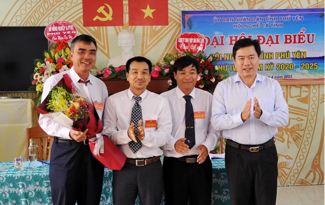 Đồng chí Trần Hữu Thế - Phó Bí thư Tỉnh ủy, Chủ tịch UBND tỉnh tặng hoa chúc mừng đại hội.