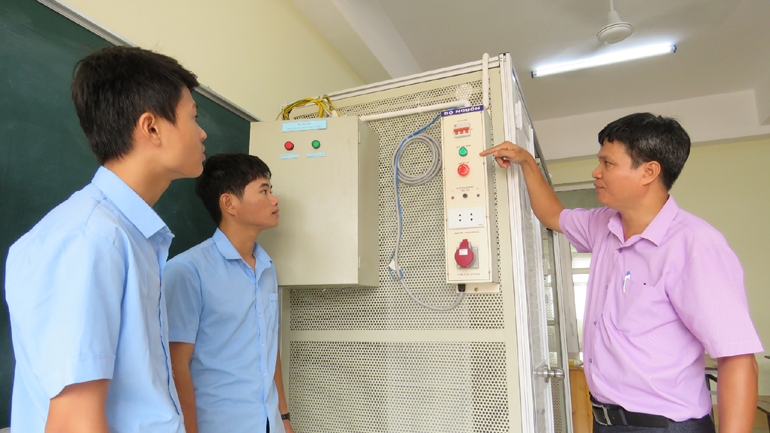 Thầy Nguyễn Thanh Tước, Trường cao đẳng Công Thương Miền Trung hướng dẫn sinh viên ngành Điện học tập thông qua Mô hình dạy học lắp đặt điện nhà thông minh do thầy tự làm. Đây là mô hình đạt gi