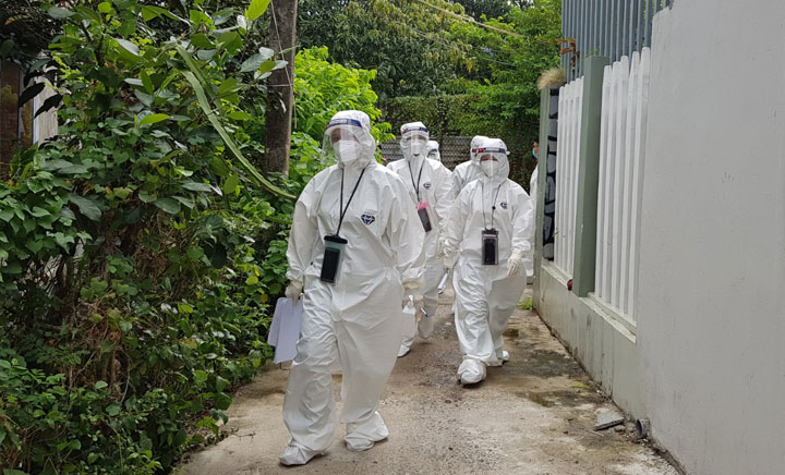 Đội phản ứng nhanh phòng, chống dịch COVID-19 đi truy vết ở thôn Chính Nghĩa, xã An Phú, TP Tuy Hòa. Ảnh: QUỲNH NHƯ