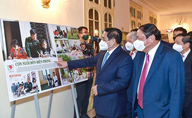 Thủ tướng Phạm Minh Chính và các đại biểu tham quan trưng bày ảnh các tác phẩm đoạt giải. Ảnh VGP