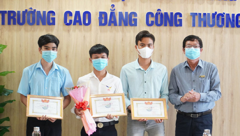 ThS Nguyễn Văn Đức, Phó Hiệu trưởng nhà trường trao giấy khen cho nhóm sinh viên đạt giải nhất cuộc thi. Ảnh: BẢO HẬU