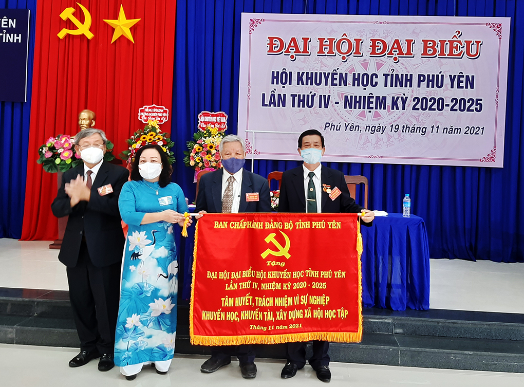 Đồng chí Cao Thị Hòa An trao tặng đại hội bức trướng của Ban Chấp hành Đảng bộ tỉnh với dòng chữ “Tâm huyết, trách nhiệm vì sự nghiệp khuyến học, khuyến tài, xây dựng xã hội học tập”. Ả