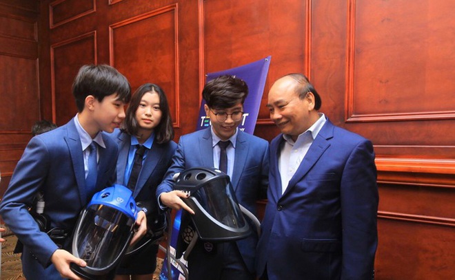 Chủ tịch nước Nguyễn Xuân Phúc và nhóm sáng chế trẻ của sản phẩm “Mũ cách ly di động Vihelm”.