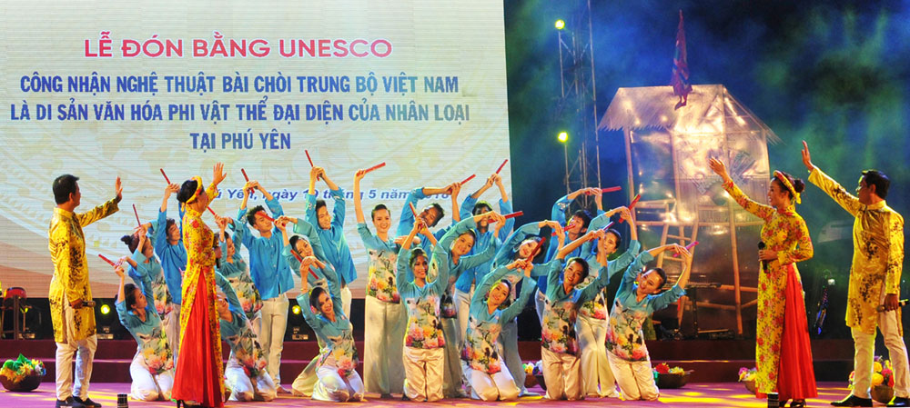 Biểu diễn bài chòi tại lễ đón Bằng UNESCO công nhận Nghệ thuật bài chòi Trung Bộ là Di sản văn hóa phi vật thể đại diện nhân loại tại Phú Yên. Ảnh: PV
