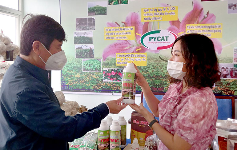 Trung tâm Ứng dụng và Chuyển giao công nghệ giới thiệu chế phẩm vi sinh Pymic dùng ủ phân hữu cơ vi sinh và khử mùi hôi chuồng trại. Ảnh: THÁI HÀ