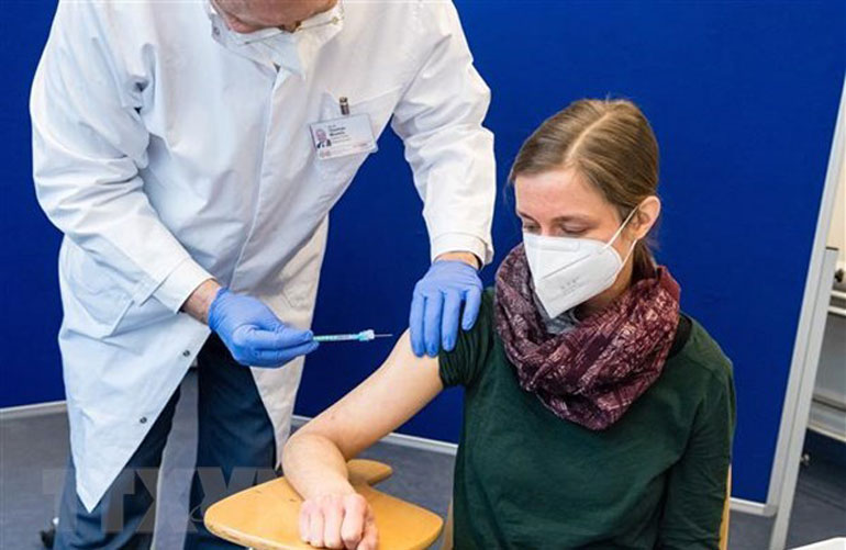 Nhân viên y tế tiêm chủng vắc xin ngừa COVID-19 cho người dân tại Đức. Ảnh: AFP/TTXVN