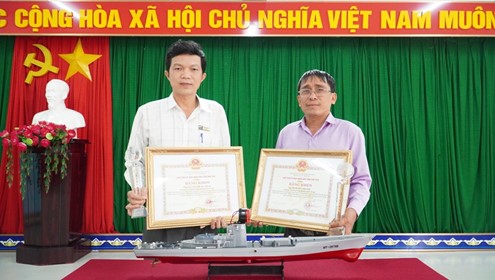 TS Nguyễn Trung Thoại (trái) vàThS Phạm Duy Phượng nhận Bằng khen của UBND tỉnh và Cúp lưu niệm của BTC Hội thi