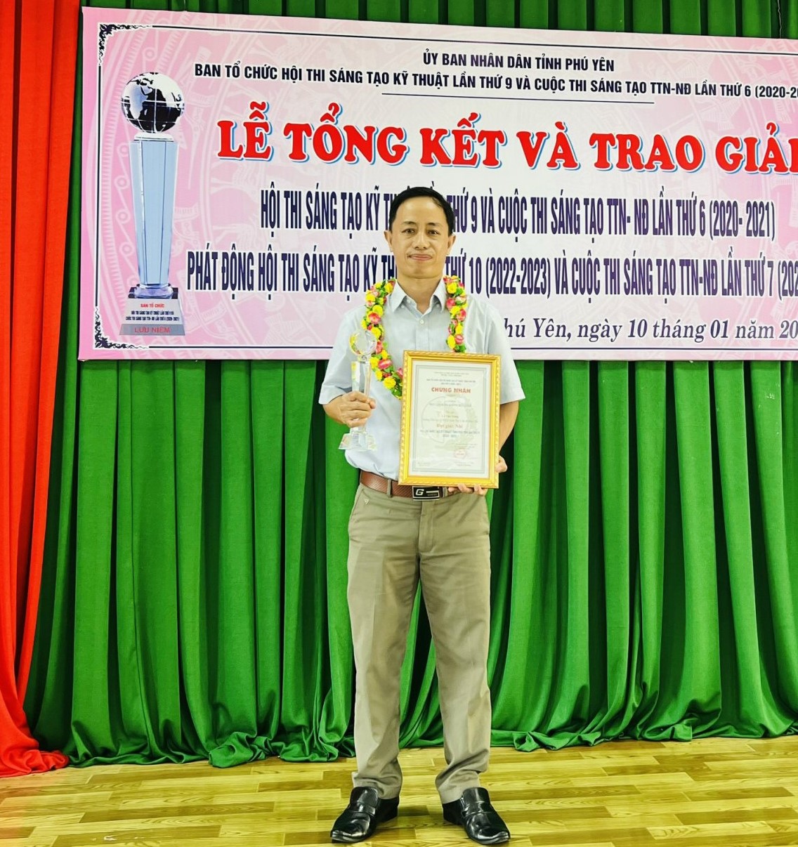 Thầy giáo Lê Văn Trung nhận giải thưởng tại Tổng kết Hội thi Sáng tạo Kỹ thuật tỉnh Phú Yên lần thứ 9 (2020-2021)