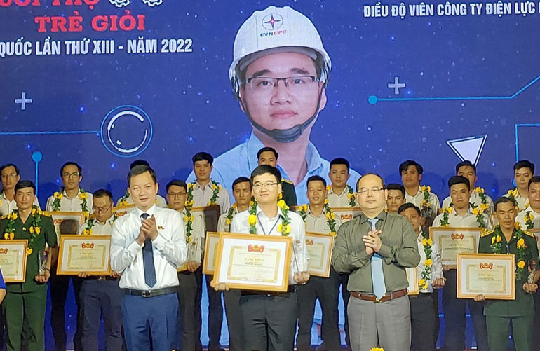 Anh Dương Minh Vũ được tuyên dương “Người thợ trẻ giỏi” toàn quốc lần thứ 13 năm 2022. Ảnh: CTV
