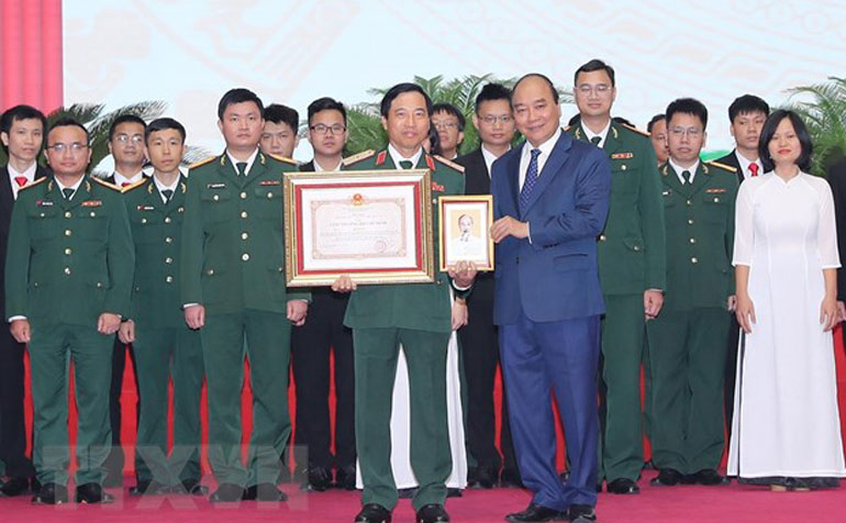 Chủ tịch nước Nguyễn Xuân Phúc trao Giải thưởng Hồ Chí Minh về khoa học, công nghệ lĩnh vực quân sự, quốc phòng cho các tác giả. Ảnh: TTXVN