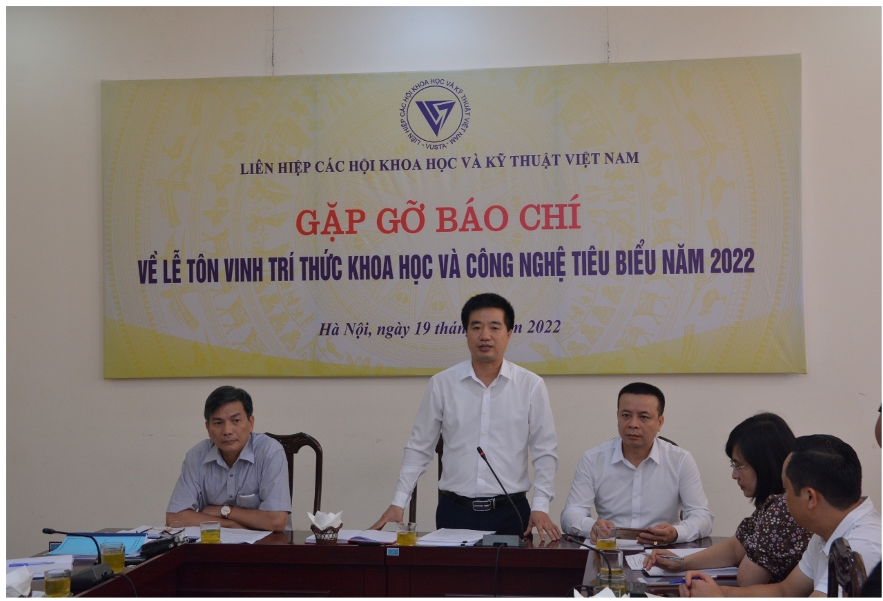 Tổng thư ký Liên hiệp Hội Việt Nam Nguyễn Quyết Chiến chủ trì buổi gặp gỡ các CQBC