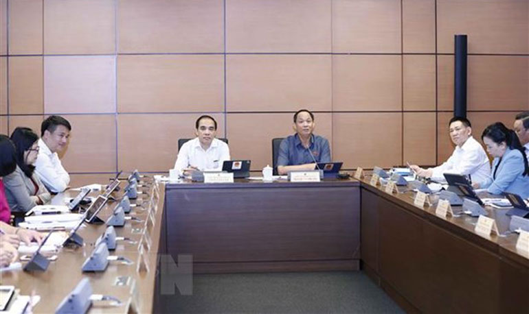 Đoàn đại biểu Quốc hội các tỉnh Quảng Ngãi, Hà Nam, Tuyên Quang và Bình Định thảo luận ở tổ. Ảnh: TTXVN