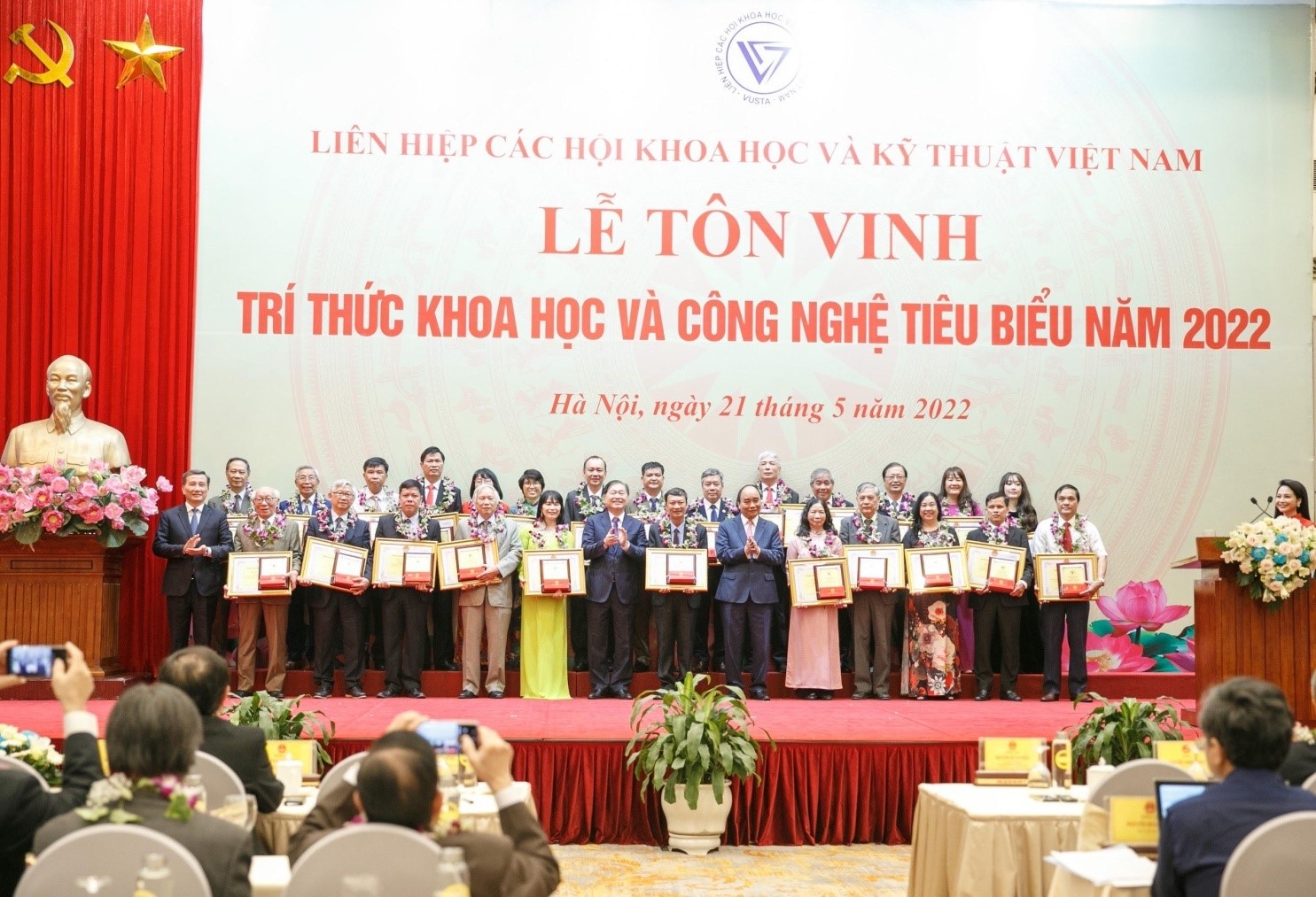 Chủ tịch nước Cộng hòa XHCN Việt Nam, Nguyễn Xuân Phúc  và TSKH Phan Xuân Dũng- Chủ tịch Liên hiệp Hội Việt Nam trao tặng Bằng khen và Biểu trưng cho các trí thức tiêu biểu. (Ảnh: Lê Hồng LHHVN).