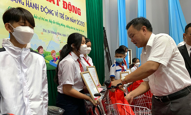 Phó Chủ tịch UBND tỉnh Đào Mỹ trao quà cho các em học sinh. Ảnh:KIM CHI