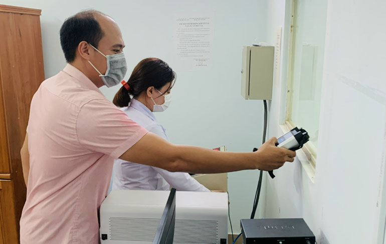 Đoàn kiểm tra đo phát tia X-quang ở Trung tâm Y tế TP Tuy Hòa. Ảnh: VĂN TÀI