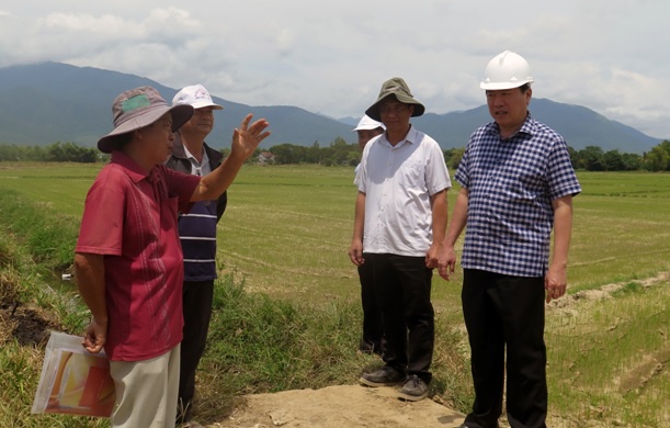 Đồng chí Trần Hữu Thế, Chủ tịch UBND tỉnh trao đổi cùng nông dân tình hình nắng hạn tại địa phương