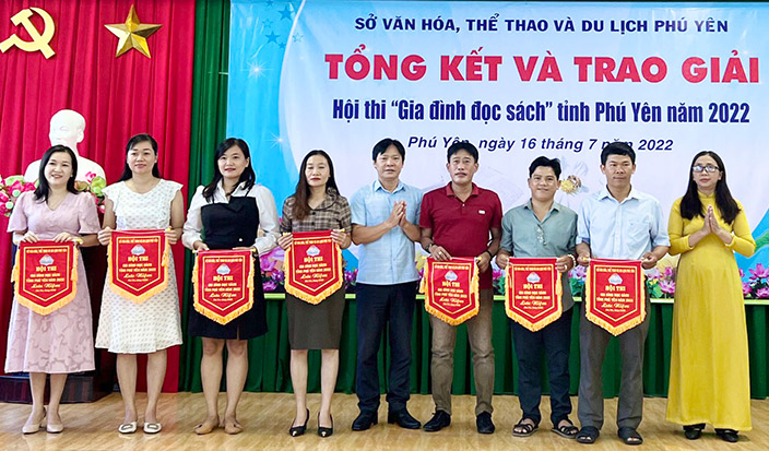 Ông Nguyễn Ngọc Thái, Phó Giám đốc Sở VH-TT-DL trao cờ lưu niệm cho các đội tham gia hội thi Gia đình đọc sách tỉnh Phú Yên năm 2022. Ảnh: THIÊN LÝ