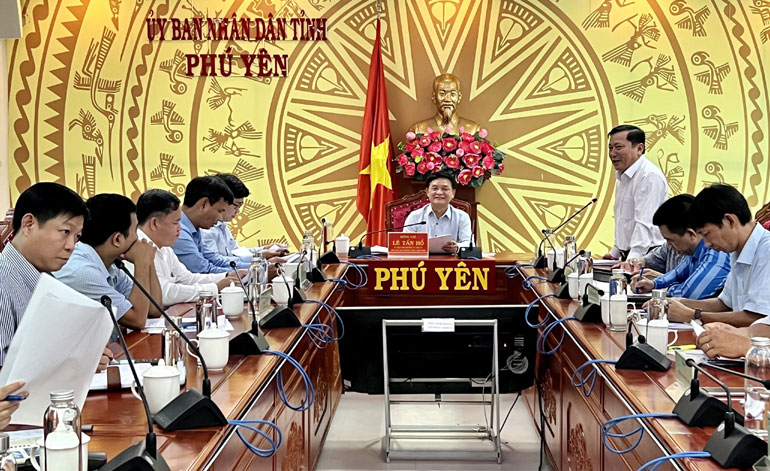 Phó Chủ tịch thường trực UBND tỉnh Lê Tấn Hổ chủ trì buổi làm việc với Ban quản lý KKT Phú Yên. Ảnh: KHANG ANH