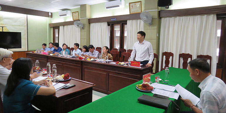 Chủ tịch UBND TP Tuy Hòa Cao Đình Huy trao đổi về công tác tiếp công dân, giải quyết khiếu nại, tố cáo trong lĩnh vực đất đai với đoàn giám sát của Ủy ban MTTQ tỉnh. Ảnh: THÚY HẰNG