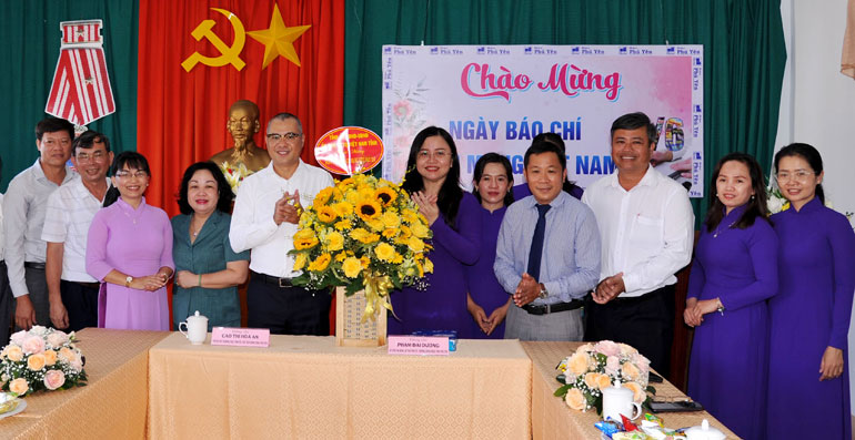 Các đồng chí lãnh đạo tỉnh thăm, chúc mừng Báo Phú Yên nhân kỷ niệm ngày Báo chí cách mạng Việt Nam. Ảnh: NGỌC CHUNG