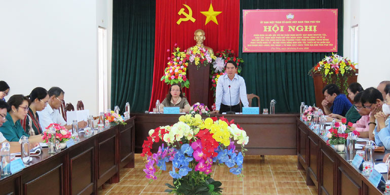 Phó Chủ tịch thường trực Ủy ban MTTQ tỉnh Hồ Hồng Nam phát biểu tại hội nghị. Ảnh: THÚY HẰNG