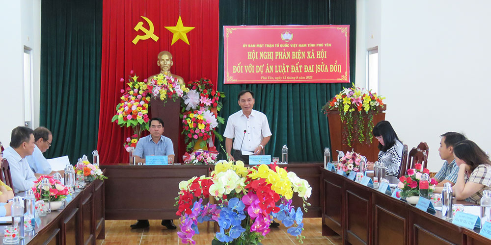Đồng chí Nguyễn Quốc Hoàn phát biểu tại hội nghị phản biện xã hội dự án Luật Đất đai (sửa đổi). Ảnh: THÚY HẰNG