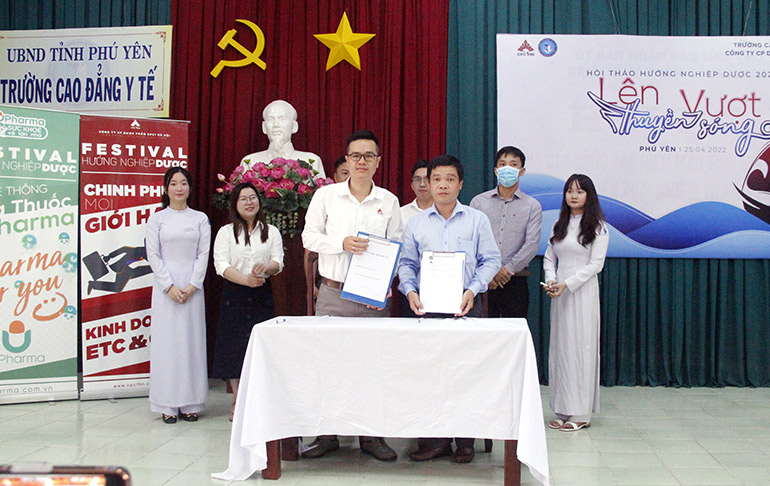 BS Lê Thanh Hồng, Phó Hiệu trưởng phụ trách Trường cao đẳng Y tế Phú Yên (phải) và đại diện Công ty CP Dược phẩm Trung ương CPC1 Hà Nội ký kết hợp tác về đào tạo và tuyển dụng lao động ngành d�
