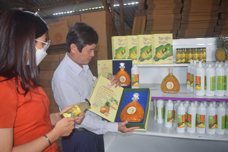 Từ trái khóm, HTX Nông nghiệp kinh doanh tổng hợp Đồng Din (huyện Phú Hòa) đã tạo ra các sản phẩm tiêu dùng đạt tiêu chuẩn OCOP hạng 3-4 sao. Ảnh: NGỌC HÂN