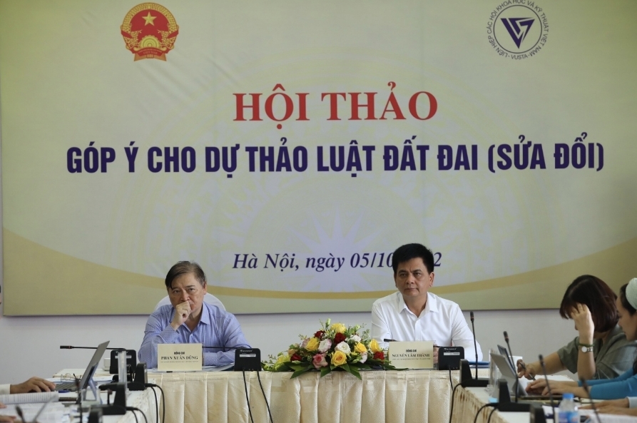 Chủ tịch Liên hiệp Hội Việt Nam Phan Xuân Dũng và Phó Chủ tịch Hội đồng Dân tộc của Quốc hội Nguyễn Lâm Thành chủ trì hội thảo