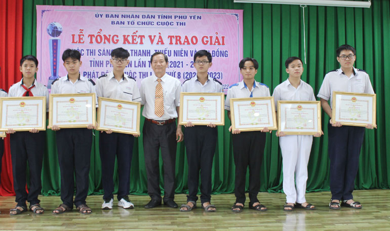 Ông Nguyễn Văn Khoa, Chủ tịch Liên hiệp các Hội Khoa học - Kỹ thuật trao bằng khen của UBND tỉnh cho các tác giả đạt cao tại cuộc thi. Ảnh: LỆ VĂN