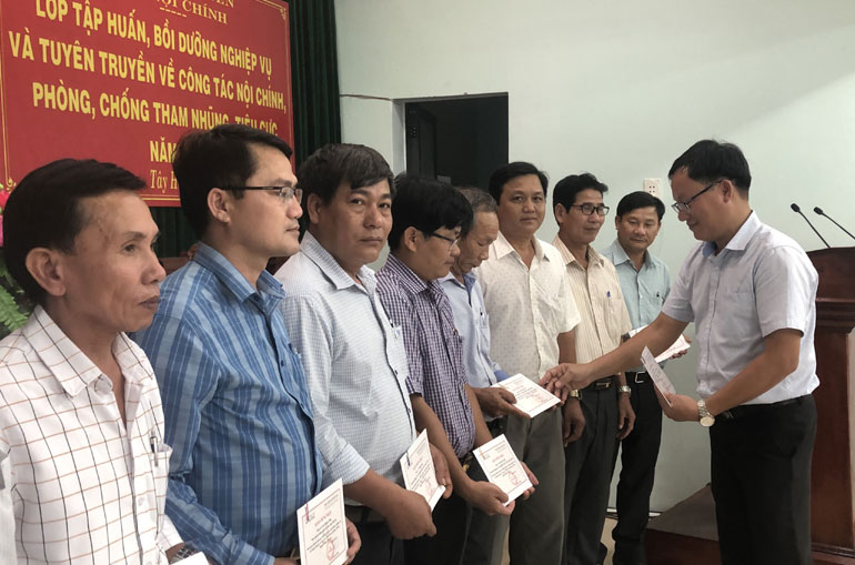 Phó trưởng ban trực Ban Nội chính Tỉnh ủy Nguyễn Nam Thắng trao giấy chứng nhận cho các cán bộ tham gia lớp tập huấn