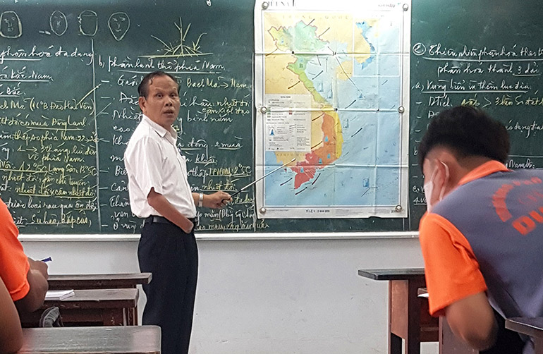 NGƯT Trần Quốc Nhuận trong một tiết dạy ở Trường phổ thông Duy Tân. Ảnh: Do nhân vật cung cấp