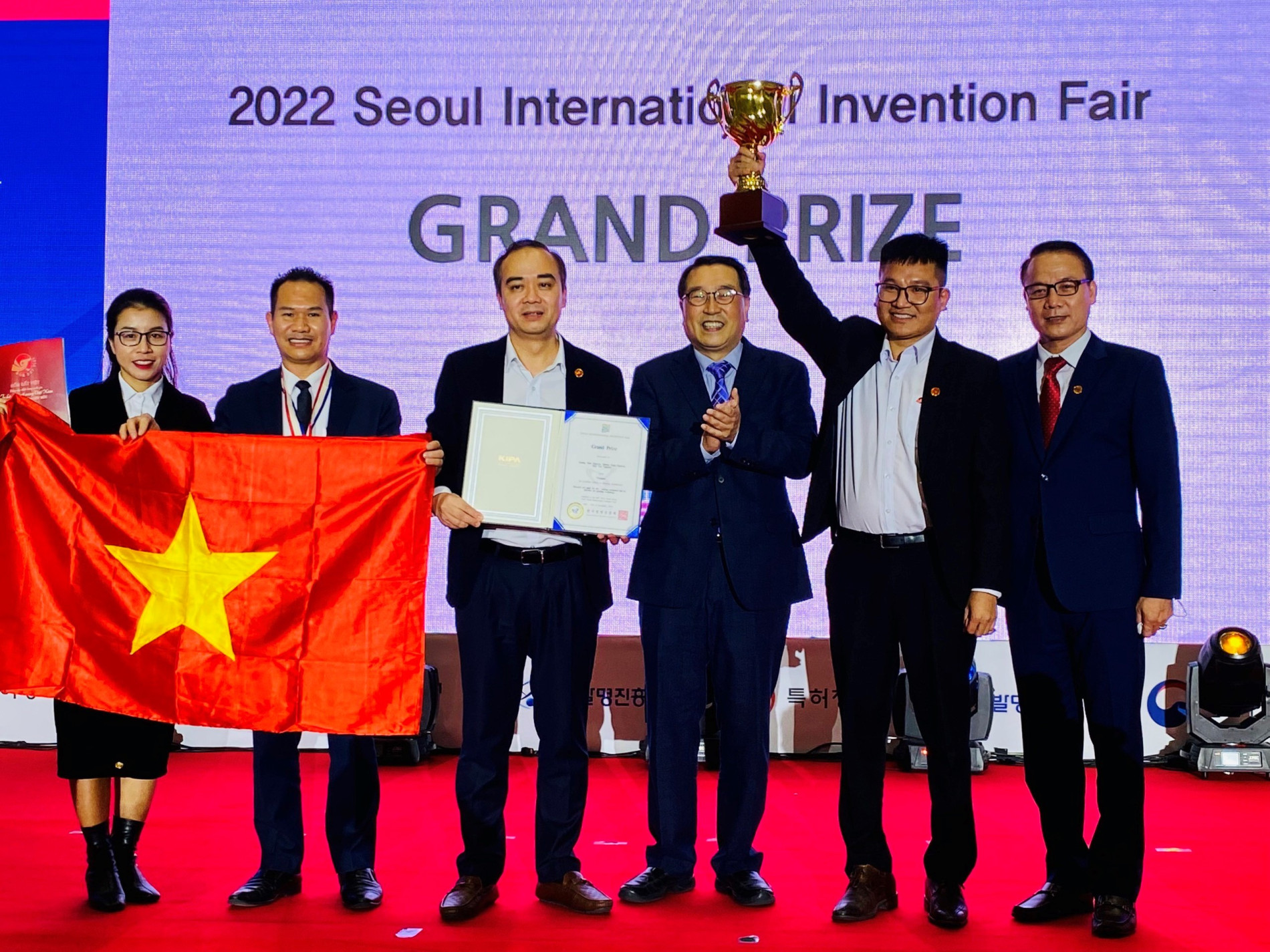 Nhóm tác giả đoạt Cúp Grand Prize tại SIIF 2022